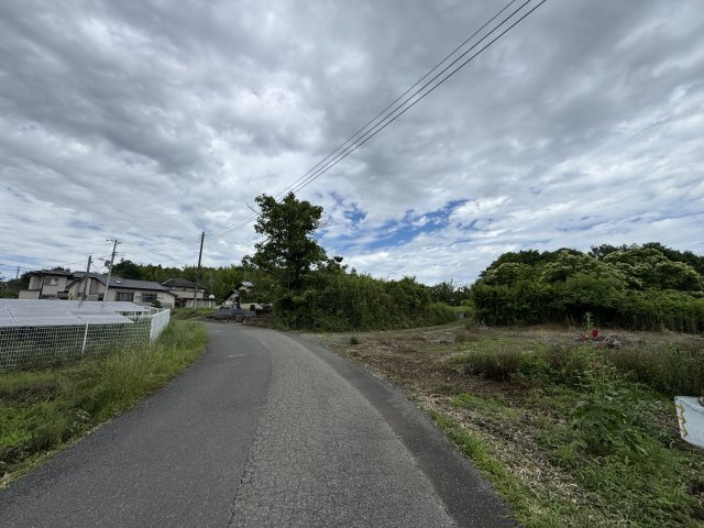 ‐三丁目不動産-　熊谷市野原　更地の前面道路含む現地写真