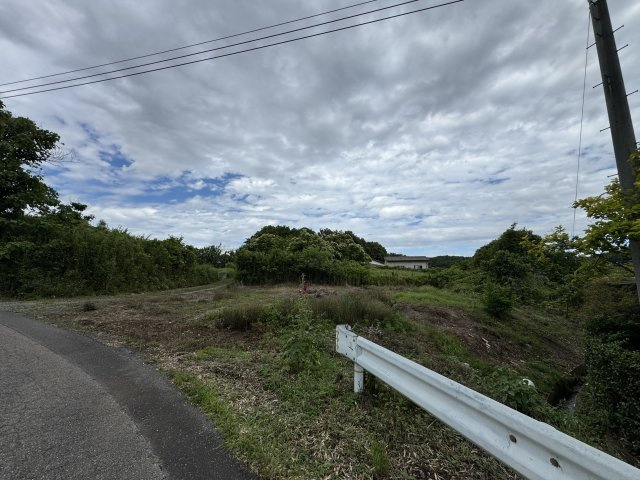 ‐三丁目不動産-　熊谷市野原　更地の前面道路含む現地写真