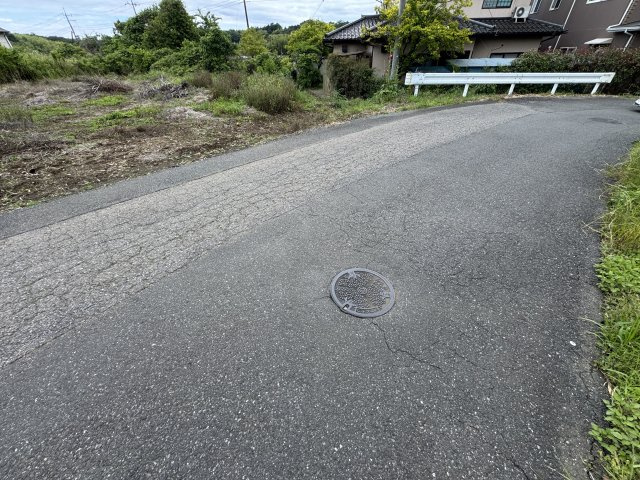 ‐三丁目不動産-　熊谷市野原　更地の前面道路含む現地写真