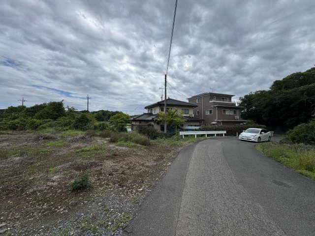 ‐三丁目不動産-　熊谷市野原　更地の前面道路含む現地写真