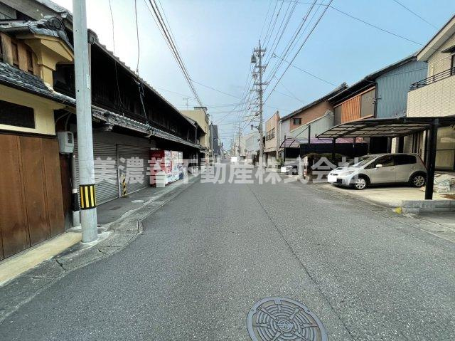 ６５２５２　羽島郡笠松町下本町中古戸建ての前面道路含む現地写真