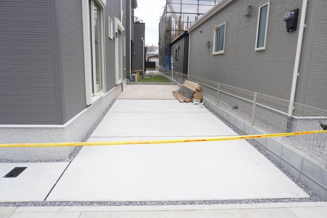 草加市苗塚町 新築分譲住宅 全16棟 10号棟の駐車場