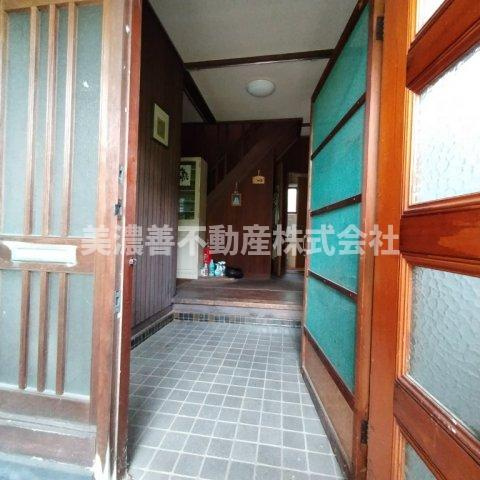 ６５１９１　岐阜市鷺山中古戸建の玄関