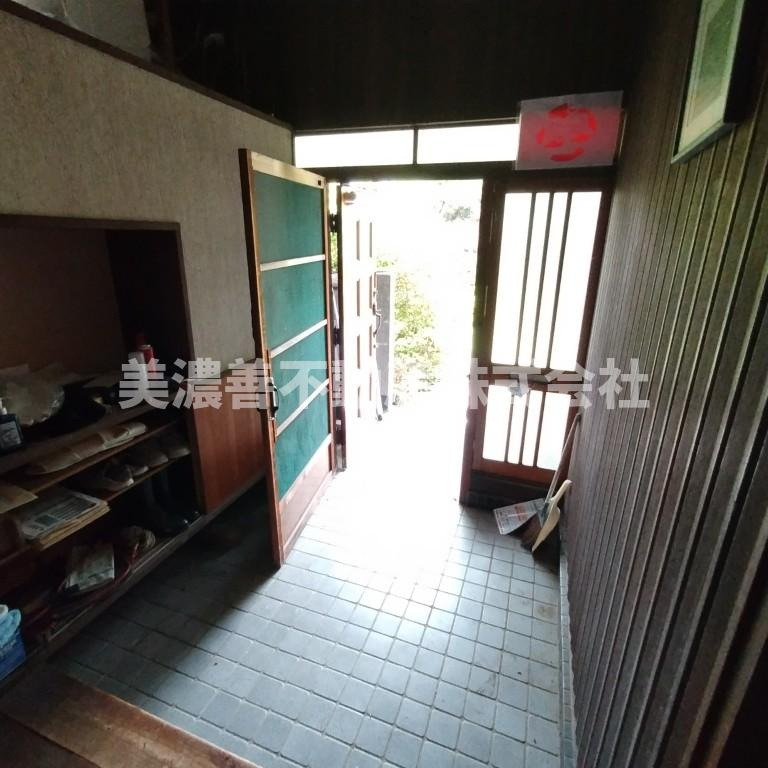 ６５１９１　岐阜市鷺山中古戸建の玄関