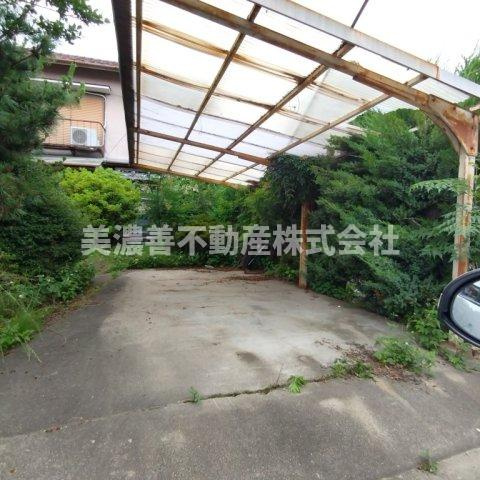 ６５１９１　岐阜市鷺山中古戸建ての駐車場