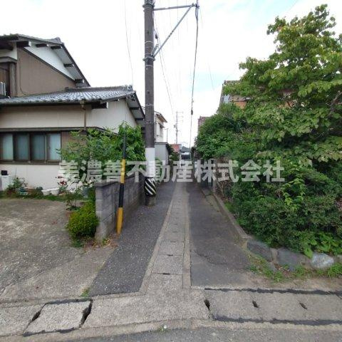 ６５１９１　岐阜市鷺山中古戸建ての前面道路含む現地写真