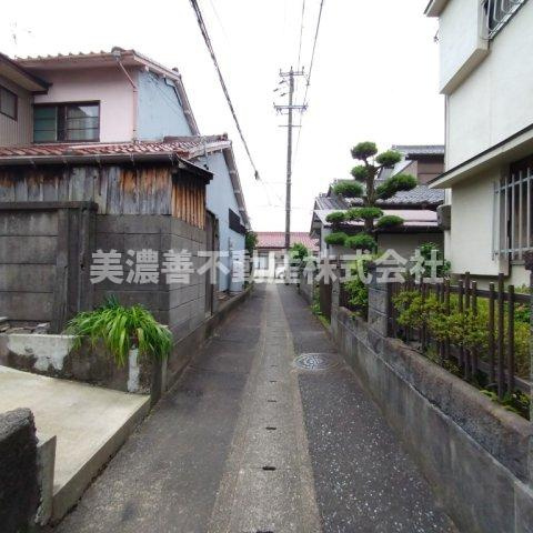 ６５１９１　岐阜市鷺山中古戸建ての前面道路含む現地写真