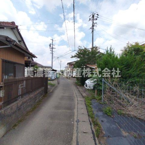 ６５１９１　岐阜市鷺山中古戸建の前面道路含む現地写真