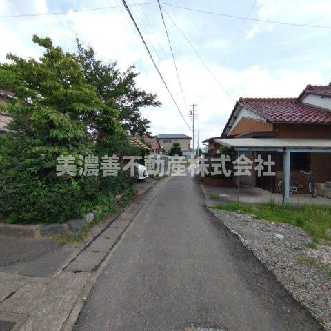 ６５１９１　岐阜市鷺山中古戸建ての前面道路含む現地写真