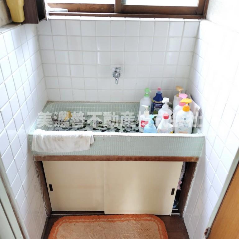 ６５１９１　岐阜市鷺山中古戸建ての独立洗面台