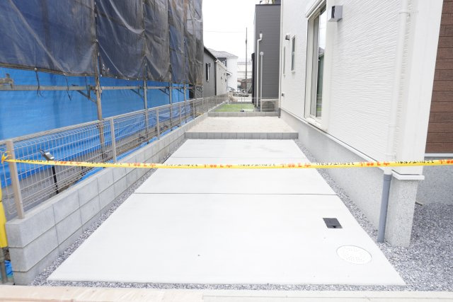 草加市苗塚町 新築分譲住宅 全16棟 12号棟の駐車場