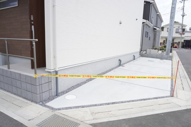 草加市苗塚町 新築分譲住宅 全16棟 12号棟の駐車場