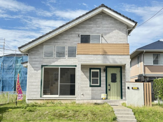 【外観】 | 2LDK＋小屋裏収納。
各居室にクローゼット完備した収納豊富な間取りです。
リビングイン階段で開放感ある吹抜け♪
クロス張り替えとハウスクリーニング済みで気持ちよくご入居いただけます。
ご見学大歓迎！