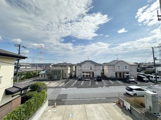 【展望】 | 2LDK＋小屋裏収納。
各居室にクローゼット完備した収納豊富な間取りです。
リビングイン階段で開放感ある吹抜け♪
クロス張り替えとハウスクリーニング済みで気持ちよくご入居いただけます。
ご見学大歓迎！