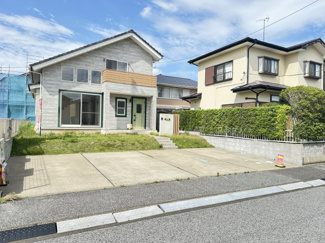 【前面道路含む現地写真】 | 2LDK＋小屋裏収納。
各居室にクローゼット完備した収納豊富な間取りです。
リビングイン階段で開放感ある吹抜け♪
クロス張り替えとハウスクリーニング済みで気持ちよくご入居いただけます。
ご見学大歓迎！