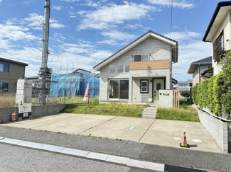 【前面道路含む現地写真】 | 2LDK＋小屋裏収納。
各居室にクローゼット完備した収納豊富な間取りです。
リビングイン階段で開放感ある吹抜け♪
クロス張り替えとハウスクリーニング済みで気持ちよくご入居いただけます。
ご見学大歓迎！