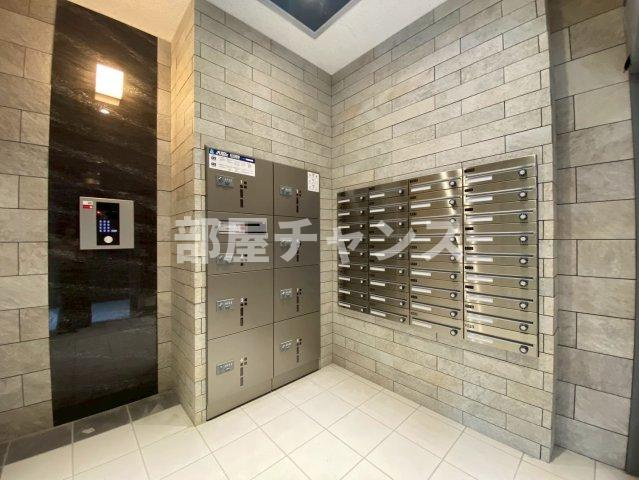 ホワイトメゾン新栄のエントランス