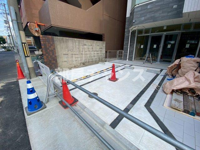 ホワイトメゾン新栄の駐車場