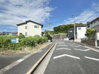 【前面道路含む現地写真】 | 木更津市千束台　土地　木更津駅 | 建築条件ありません！約84坪の南道路に面した陽当たり良好の物件です♪
開放感のある角地。広いお庭、十分なカースペース、こだわりの間取りで建築していただけます！お好きなハウスメーカーや工務店で建築可能♪
