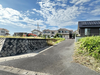 【前面道路含む現地写真】 | 木更津市千束台　土地　木更津駅 | 建築条件ありません！約84坪の南道路に面した陽当たり良好の物件です♪
開放感のある角地。広いお庭、十分なカースペース、こだわりの間取りで建築していただけます！お好きなハウスメーカーや工務店で建築可能♪