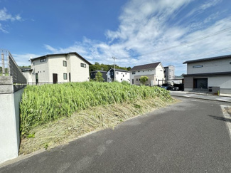 【前面道路含む現地写真】 | 木更津市千束台　土地　木更津駅 | 建築条件ありません！約84坪の南道路に面した陽当たり良好の物件です♪
開放感のある角地。広いお庭、十分なカースペース、こだわりの間取りで建築していただけます！お好きなハウスメーカーや工務店で建築可能♪