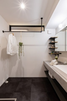 【独立洗面台】 | 城東区鴫野西５丁目新築戸建 | ハンガーをかけられるパイプが設置されています。ちょっとした洗濯物や、タオルを干すのにも便利。