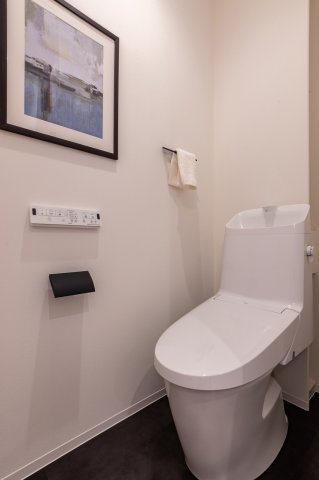 城東区鴫野西５丁目新築戸建のトイレ|温水洗浄便座付きのトイレで、毎日を快適に過ごせます。