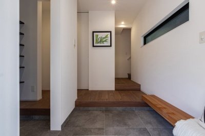 【玄関】 | 城東区鴫野西５丁目新築戸建 | ベビーカーやアウトドアグッズも置けるゆとりのある空間です。