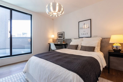 【寝室】 | 城東区鴫野西５丁目新築戸建 | バルコニーに面した明るい洋室は、開放感があり、心地よい光が差し込みます。