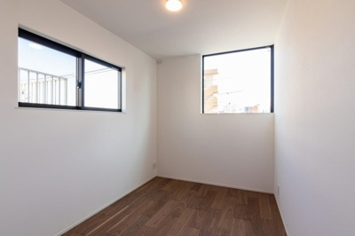 【洋室】 | 城東区鴫野西５丁目新築戸建 | 二面採光を確保した洋室は、光と風をたっぷり取り込みます。
