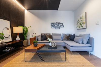 【居間・リビング】 | 城東区鴫野西５丁目新築戸建 | LDK（約18.4帖）：間接照明で空間の広がりを演出します。