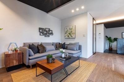 【居間・リビング】 | 城東区鴫野西５丁目新築戸建 | LDK（約18.4帖）：モダンな雰囲気の家具がよく似合う、シンプルながら洗練された内装デザインです。