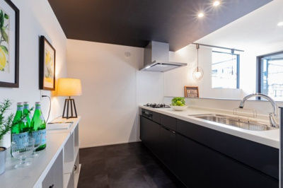 【キッチン】 | 城東区鴫野西５丁目新築戸建 | シンプルなモノトーンのキッチン空間です。