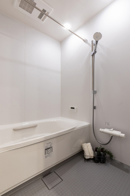 【浴室】 | 城東区鴫野西５丁目新築戸建 | 白を基調とした清潔感のある浴室です 。ゆったりと足を伸ばせる浴槽で、一日の疲れを癒すことができます。