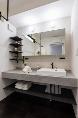 【独立洗面台】 | 城東区鴫野西５丁目新築戸建 | グレーのカウンターに白い洗面ボウルが置かれた、デザイン性の高い洗面台。お店のディスプレイのような収納棚には、お気に入りのアイテムを並べましょう。