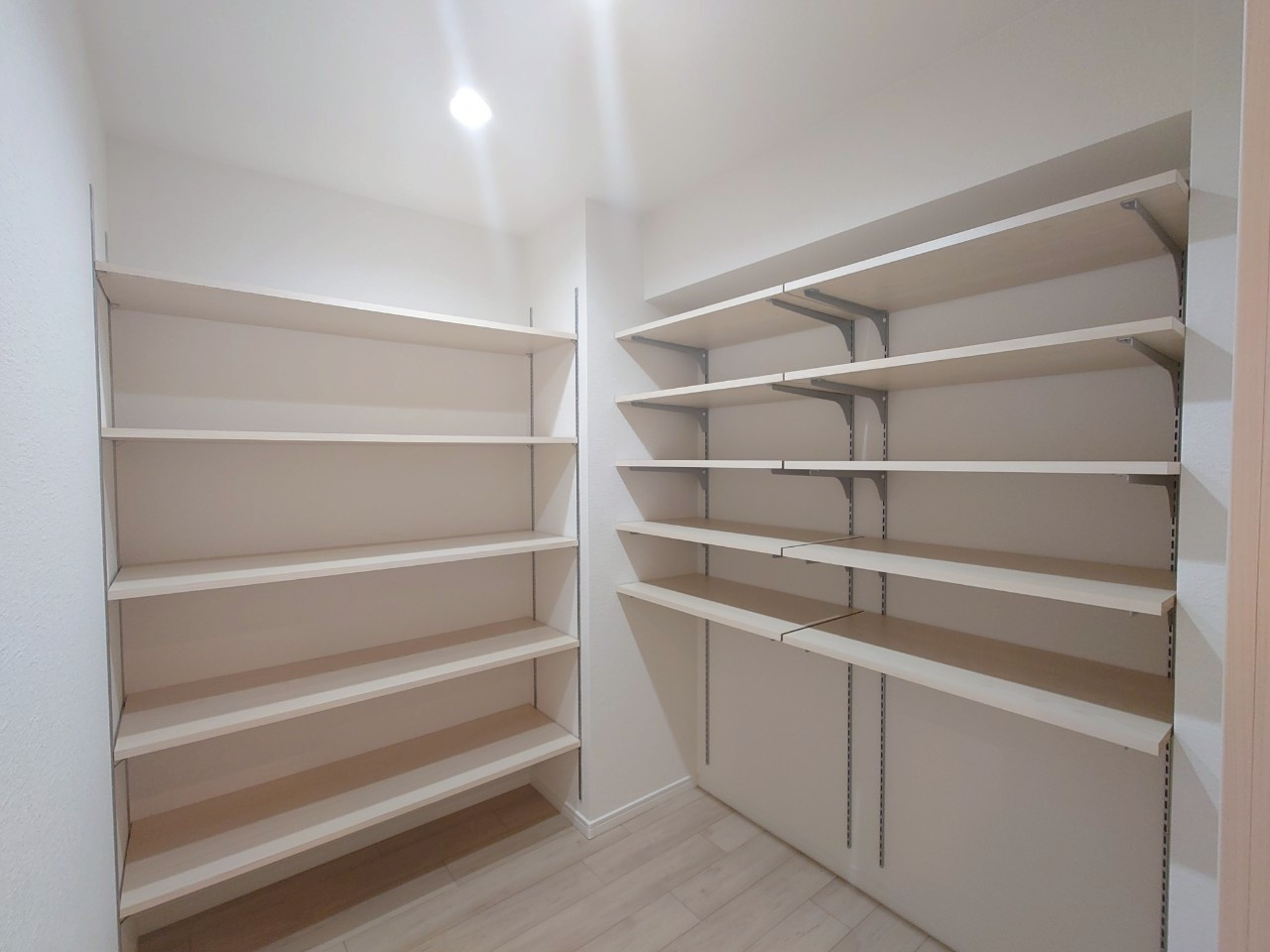 ◆令和７年６月室内リフォーム完了◆京阪「清水五条」駅徒歩１２分◆シャトー清水の玄関|玄関　シューズインクローク