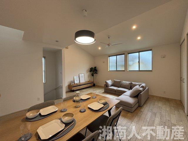 茅ヶ崎市美住町　新築戸建の居間・リビング