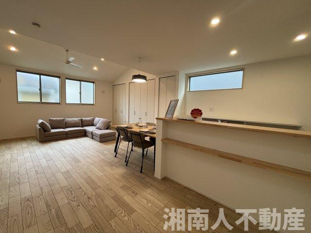 茅ヶ崎市美住町　新築戸建の居間・リビング