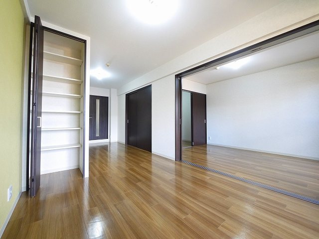 OMマンション東生駒の居間・リビング|ゆったり過ごせる居間です