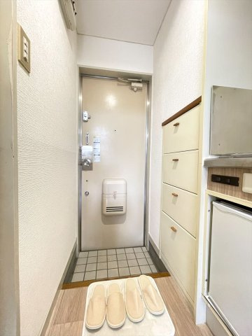 越谷市北越谷３丁目のアパートの玄関