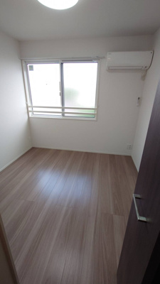 【洋室】 | メゾンフルール | 5帖　ウォークインクローゼット　エアコン