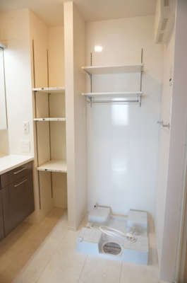 【その他】 | メゾンフルール | 洗濯機置き場　可動棚