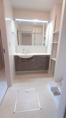 【洗面所】 | メゾンフルール | 洗髪洗面化粧台三面鏡　洗濯機置き場　可動棚