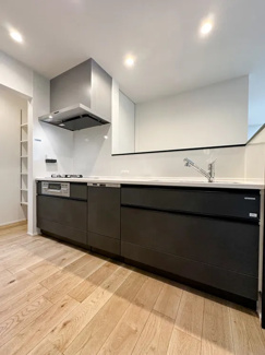 【キッチン】 | 海老名市杉久保南3丁目  B棟 | 食洗機・浄水器一体型水栓・三口ガスコンロ