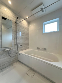 【浴室】 | 海老名市杉久保南3丁目  B棟 | 追焚き給湯・浴室乾燥機+窓