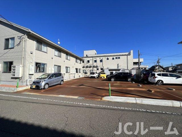 リナーシェ Bの駐車場