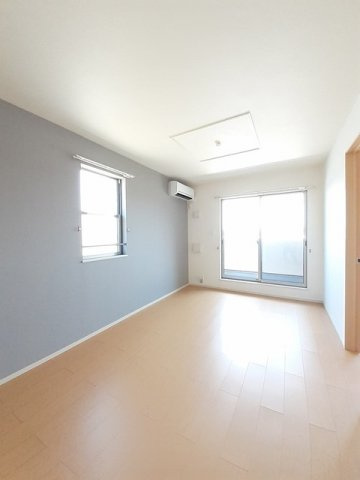 彩の内装|明るい室内です