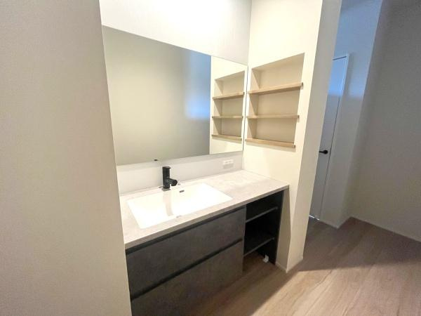 寒田南町二丁目　中古の独立洗面台|広々とした洗面台は朝の準備も効率的にできます！スペースも時間も節約でき、毎日のスタートがスムーズに♪三面鏡付きの独立洗面台があるのもうれしいポイントですね！