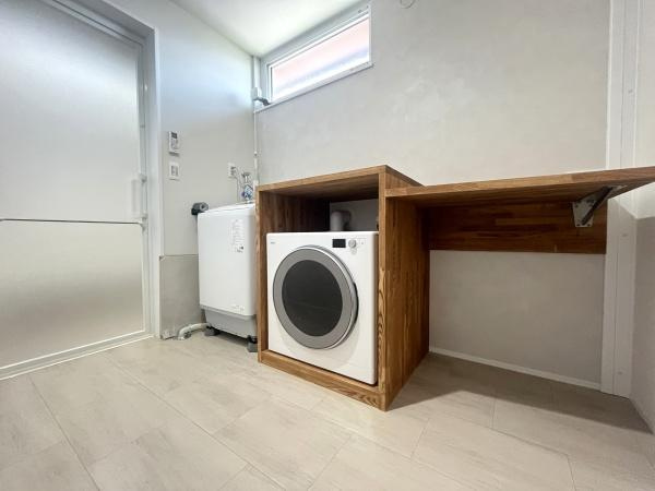 寒田南町二丁目　中古の独立洗面台|洗面室には便利な『かんたくん乾燥機』が完備。洗濯物をすばやく乾かすことができ、雨の日や梅雨時期でも安心です。高機能で効率的に乾燥できるので、忙しい毎日でもスムーズに洗濯がこなせます！