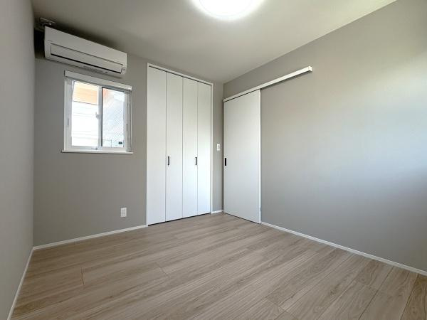 寒田南町二丁目　中古の洋室|こちらの洋室は、シンプルで使い勝手の良い空間。寝室や書斎、または趣味の部屋としてもぴったりの広さです。すっきりとしたレイアウトが可能で、快適に過ごせる居心地の良い部屋です♪